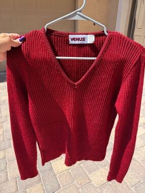 VENUS Ribbed V-Neck Sweater in Rich Red